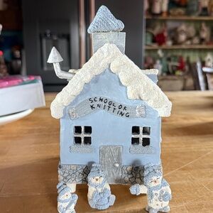 ☃️❄️ Enesco Snow Buddies School Of Knitting Winter Village House w/3 figurines